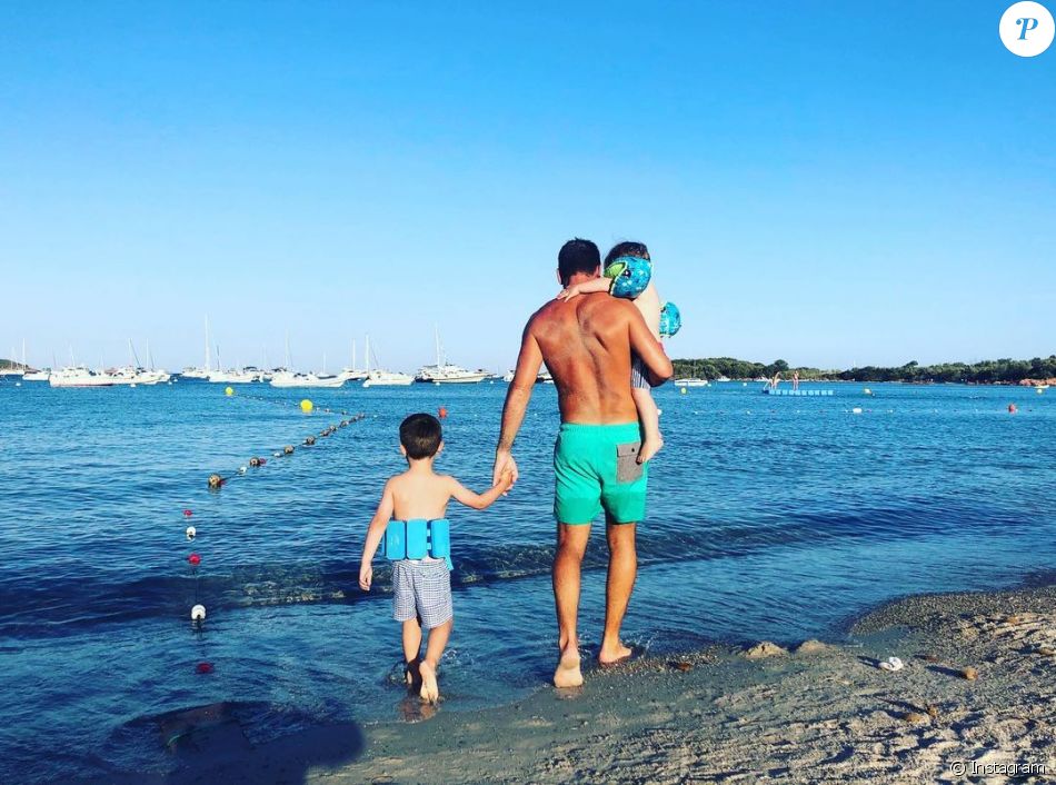 Vincent Roux de "Koh-Lanta" avec ses deux fils à la plage, le 16 août 2019
