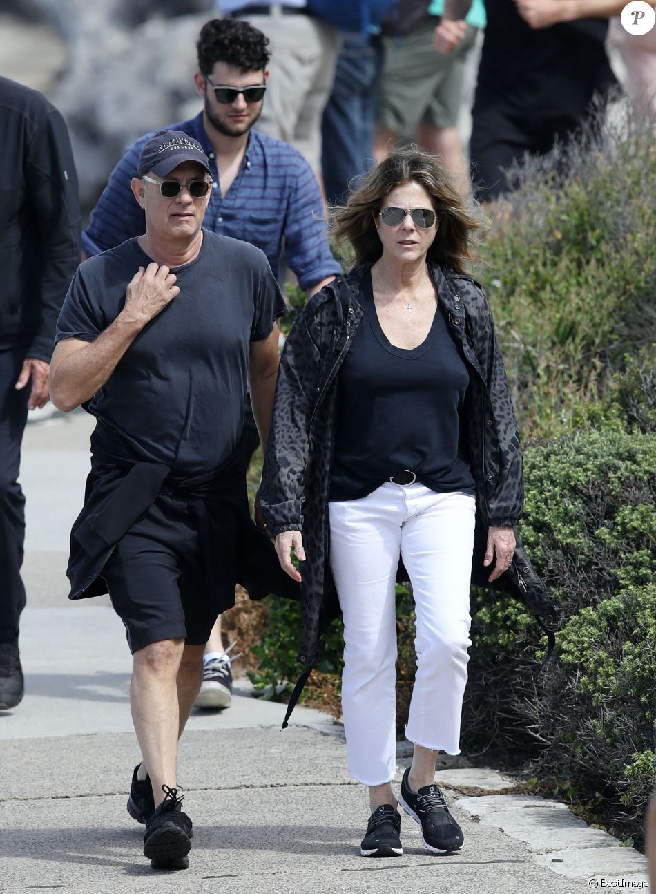 Exclusif - Tom Hanks et sa femme Rita Wilson prennent un verre au North Bondi RSL Club après une balade sur les quais à Sydney le 6 mars 2020.