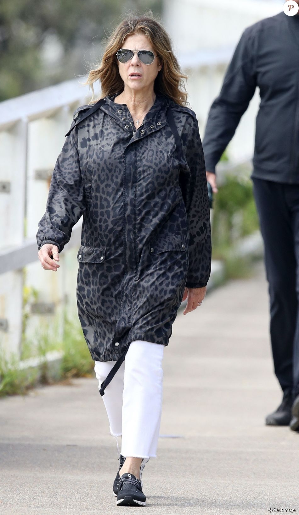 Exclusif - Tom Hanks et sa femme Rita Wilson prennent un verre au North Bondi RSL Club après une balade sur les quais à Sydney le 6 mars 2020.