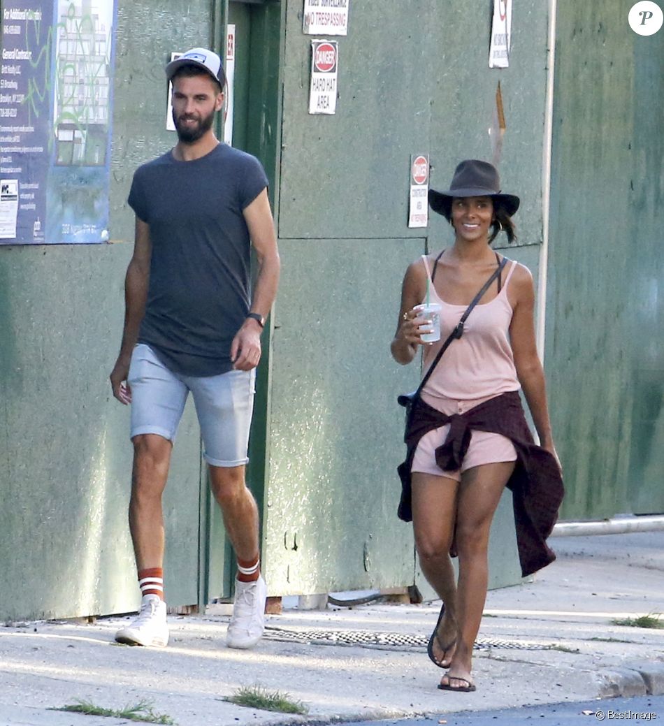 Benoît Paire et sa compagne Shy'm se promènent dans les rues de Brooklyn à New York, le 23 août 2016.