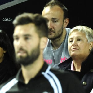 La chanteuse Shy'm dans les tribunes du tournoi de tennis de l'Open 13 de Marseille, accompagnée d'Eliane et Philippe Paire (les parents de Benoît Paire), le 19 février 2016.