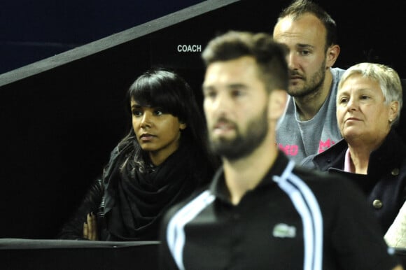 La chanteuse Shy'm dans les tribunes du tournoi de tennis de l'Open 13 de Marseille, accompagnée d'Eliane et Philippe Paire (les parents de Benoît Paire), le 19 février 2016.