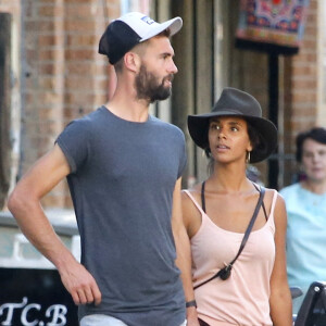 Benoît Paire et Shy'm se promènent dans les rues de Brooklyn à New York.