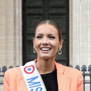 Amandine Petit, Miss Normandie 2020 et Miss France 2021 devant le Panthéon, à Paris, France, le 4 mars 2021. © Stéphane Lemouton/Bestimage