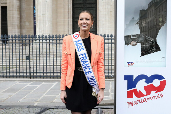 Amandine Petit, Miss Normandie 2020 et Miss France 2021 devant le Panthéon, à Paris, France, le 4 mars 2021. © Stéphane Lemouton/Bestimage