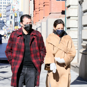 Katie Holmes et son compagnon Emilio Vitolo Jr se promènent dans les rues de New York, le 8 mars 2021. 