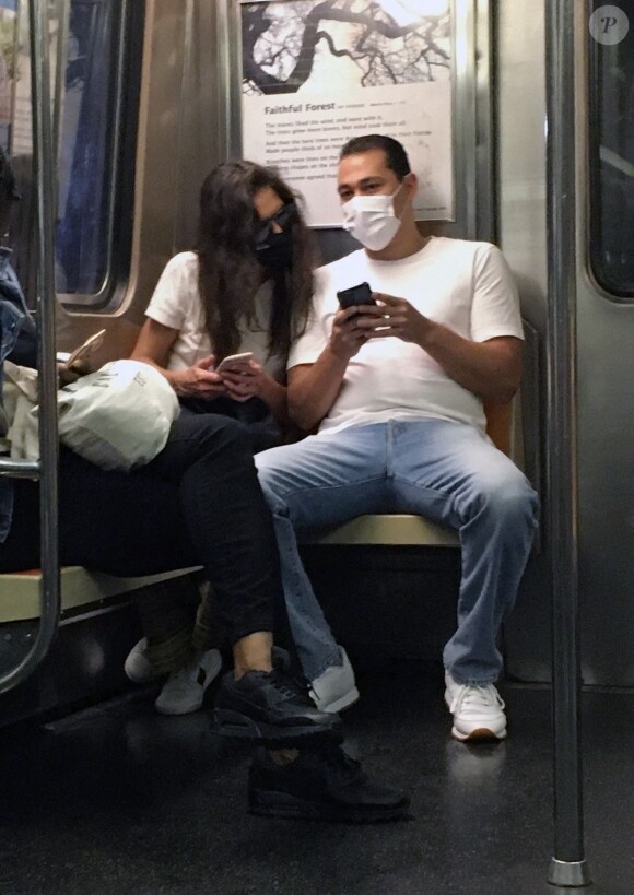 Katie Holmes avec son compagnon Emilio Vitolo Jr dans le métro à New York, le 1er octobre 2020 