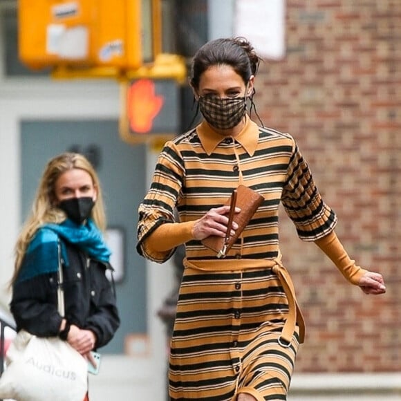 Katie Holmes en tournage dans le quartier de Tribeca, à New York. Le 3 mai 2021.