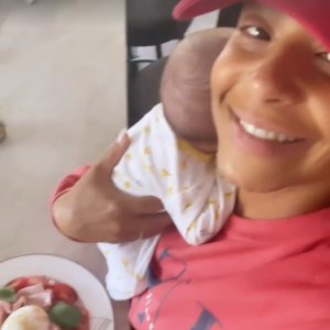 Christina Milian déjeune avec son fils Kenna sur l'épaule. Le 5 mai 2021.