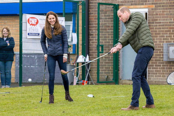 Le prince William, duc de Cambridge, et Catherine (Kate) Middleton, duchesse de Cambridge lors d'une visite au projet "Cheesy Waffles" au centre Belmont Community à Durham, Royaume Uni, le 27 avril 2021.