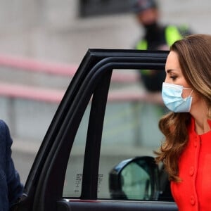 Catherine (Kate) Middleton, duchesse de Cambridge, dans son long manteau rouge et un sac à main en cuir DeMellier, arrive au musée National Portrait Gallery (NPG) à Londres, Royaume Uni, le 7 mai 2021.