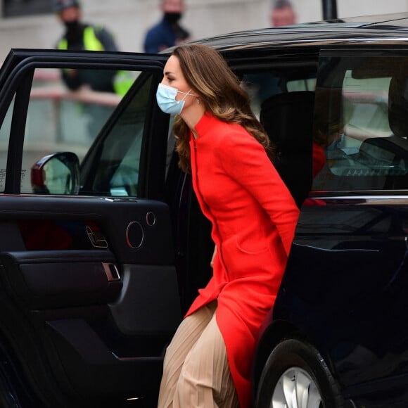 Catherine (Kate) Middleton, duchesse de Cambridge, dans son long manteau rouge et un sac à main en cuir DeMellier, arrive au musée National Portrait Gallery (NPG) à Londres, Royaume Uni, le 7 mai 2021.