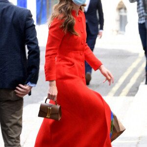 Catherine (Kate) Middleton, duchesse de Cambridge, dans son long manteau rouge et un sac à main en cuir DeMellier, arrive au musée National Portrait Gallery (NPG) à Londres, Royaume Uni, le 7 mai 2021.