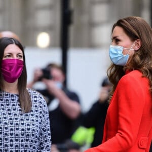 Catherine (Kate) Middleton, duchesse de Cambridge, dans son long manteau rouge et un sac à main en cuir DeMellier, arrive au musée National Portrait Gallery (NPG) à Londres, Royaume Uni, le 7 mai 2021.