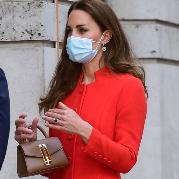 Catherine (Kate) Middleton, duchesse de Cambridge, dans son long manteau rouge et un sac à main en cuir DeMellier, arrive au musée National Portrait Gallery (NPG) à Londres, Royaume Uni, le 7 mai 2021.