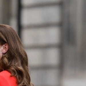 Catherine (Kate) Middleton, duchesse de Cambridge, dans son long manteau rouge et un sac à main en cuir DeMellier, arrive au musée National Portrait Gallery (NPG) à Londres, Royaume Uni, le 7 mai 2021.