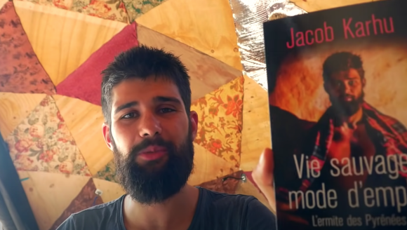 Jacob Karhu, auteur du livre "Vie sauvage, mode d'emploi" (ed. Flammarion), ermite et youtubeur.