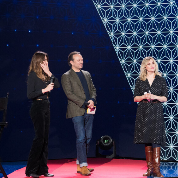 Exclusif - Carla Bruni Sarkozy et sa surprise Vincent Perez et Emmanuelle Seigner - Enregistrement de l'émission "La Boîte à Secrets 8", présentée par F.Bollaert et diffusée le 7 mai sur France 3. Le 19 janvier 2021 © Tiziano Da Silva / Bestimage