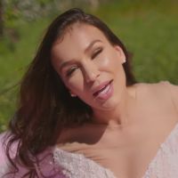 Julie Ricci sort son premier single et un clip : la vidéo moquée et dénigrée, elle réagit