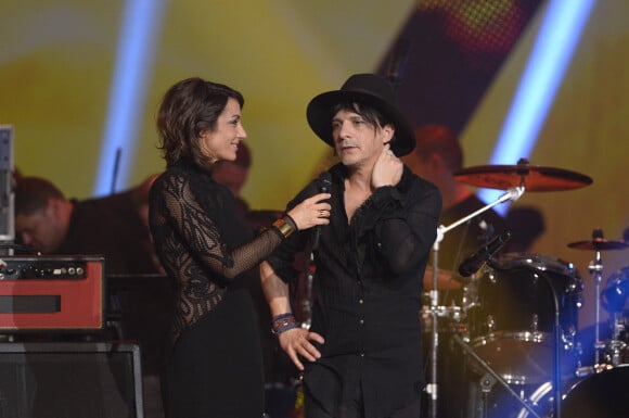 Virginie Guilhaume (habillée en Zuhair Murad) et Nicola Sirkis, Indochine - 29ème édition des Victoires de la Musique à Paris. Le 14 février 2014
