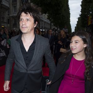 Nicola Sirkis et sa fille Théa - Première du film "Jurassic World" à l'Ugc Normandie à Paris.