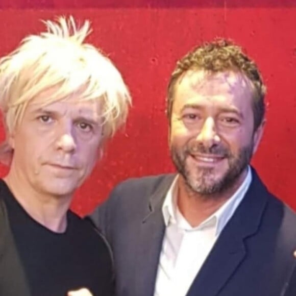 Nicola Sirkis et le groupe Indochine dans les studios de la station RFM avec Bernard Montiel.