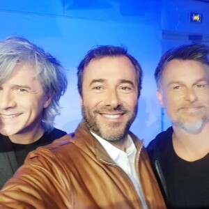 Nicola Sirkis et le groupe Indochine dans les studios de la station RFM avec Bernard Montiel.