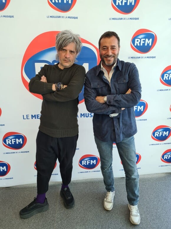 Nicola Sirkis et le groupe Indochine dans les studios de la station RFM avec Bernard Montiel.