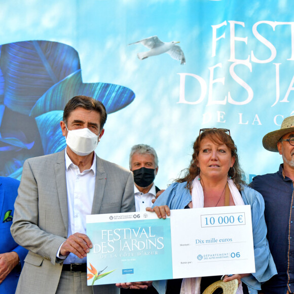 Charles Ange Ginésy, le président du Conseil Départemental des Alpes-Maritimes, et Audrey Fleurot avec les vainqueurs du Prix du Jury Officiel, Catherine Baas et Christophe Tardy, pour " Complantation/Contemplation " installé à Cannes