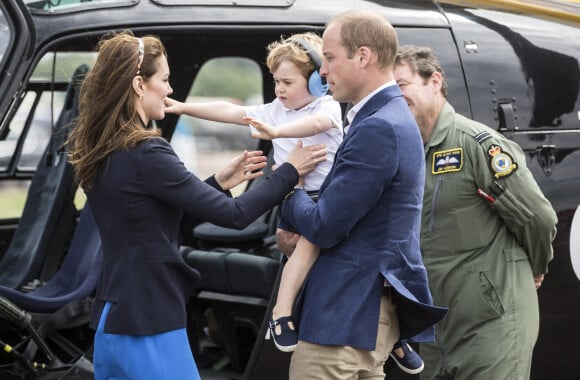 Kate Middleton, Le prince William et leur fils le prince George assistent au Royal International Air Tattoo à Cirencester le 8 juillet 2016.