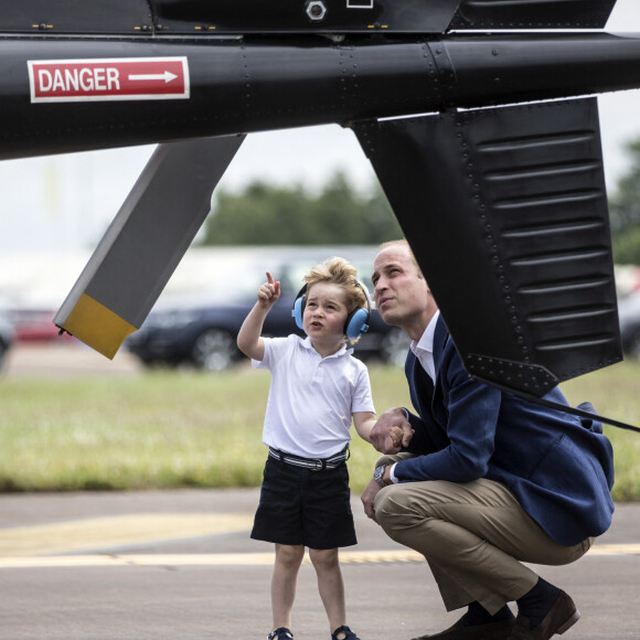 Le prince William et son fils le prince George assistent au Royal International Air Tattoo à Cirencester le 8 juillet 2016.