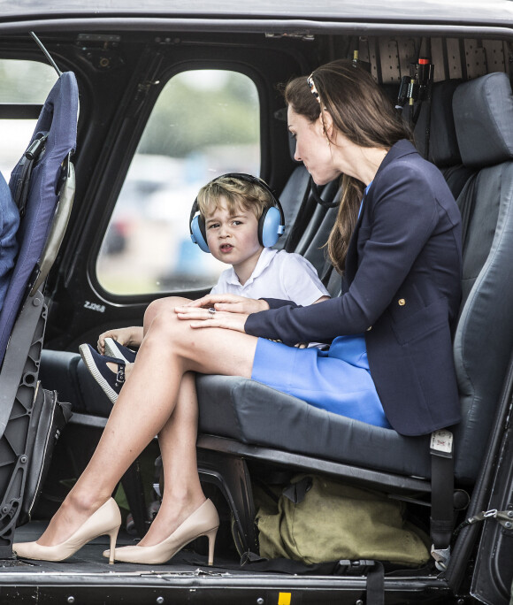 Kate Middleton et son fils le prince George assistent au Royal International Air Tattoo à Cirencester le 8 juillet 2016.