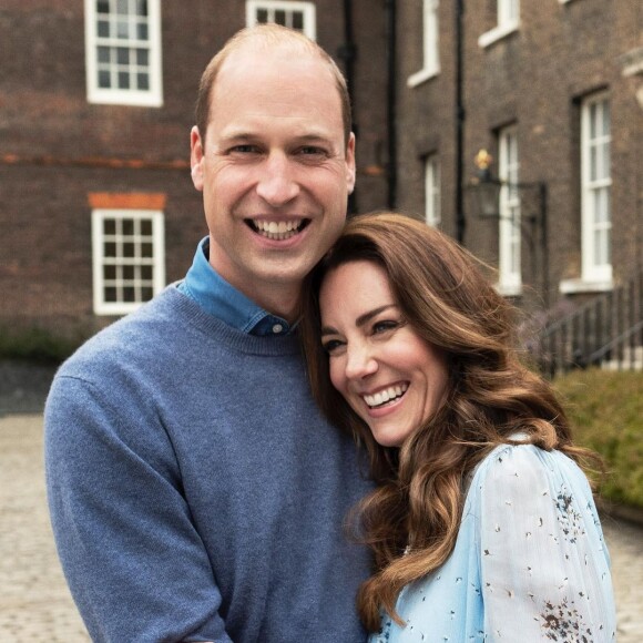 Le prince William et Kate Middleton célèbrent leurs 10 ans de mariage avec une nouvelle série de portraits signés Chris Floyd.
