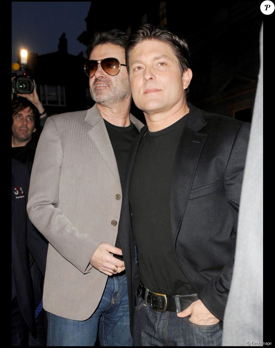 George Michael et Kenny Goss à une exposition de photo à Saville, le 23 avril 2008