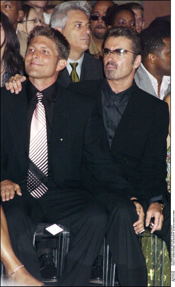 George Michael et Kenny Goss au défilé Versace à Paris le 9 juillet 2002