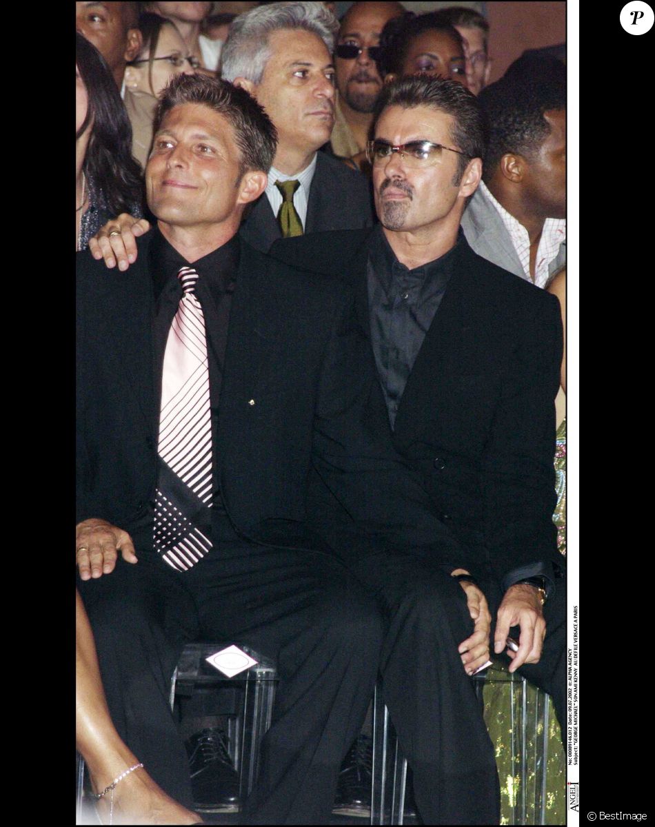 George Michael et Kenny Goss au défilé Versace à Paris le 9 juillet 2002