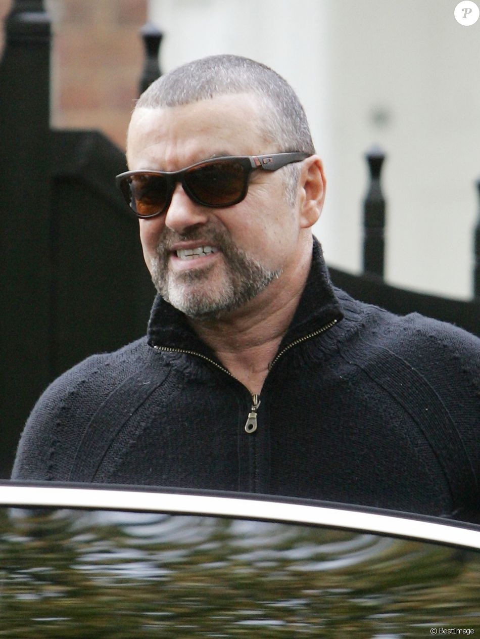 Le chanteur George Michael quitte son domicile pour rejoindre la salle Earls Court pour son dernier concert a Londres. Le 17 octobre 2012