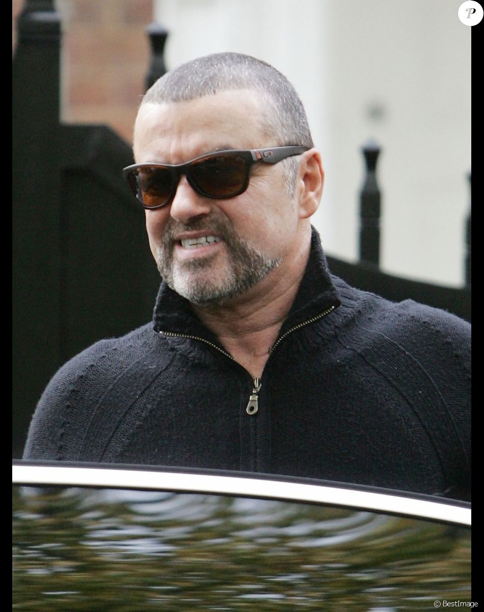 Le chanteur George Michael quitte son domicile pour rejoindre la salle Earls Court pour son dernier concert a Londres. Le 17 octobre 2012