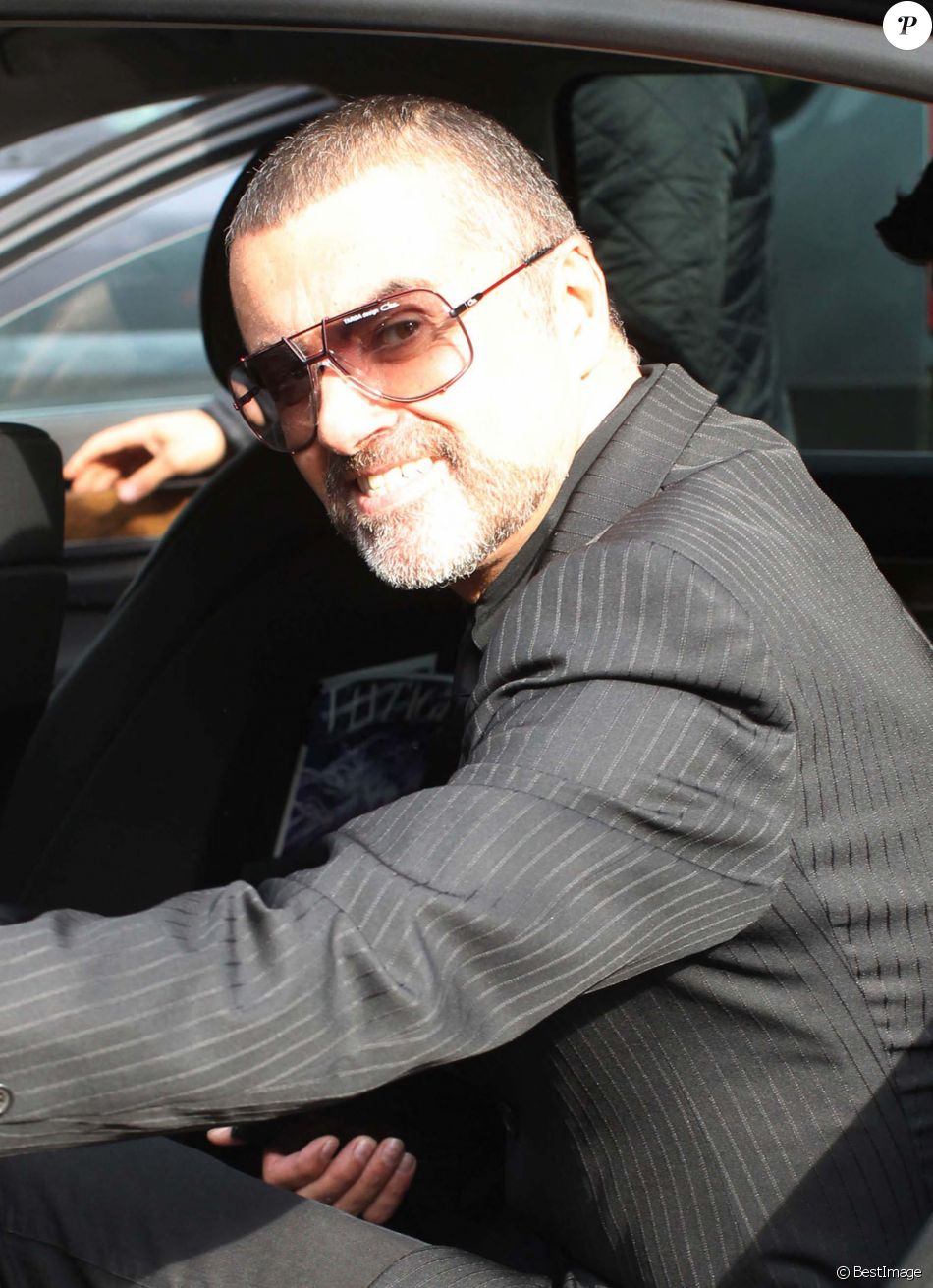 George Michael quitte son domicile avec son petit ami Fadi Fawaz à Londres, le 14 mars 2012.