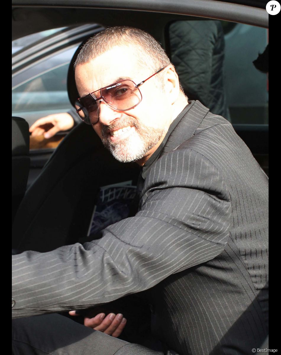 George Michael quitte son domicile avec son petit ami Fadi Fawaz à Londres, le 14 mars 2012.