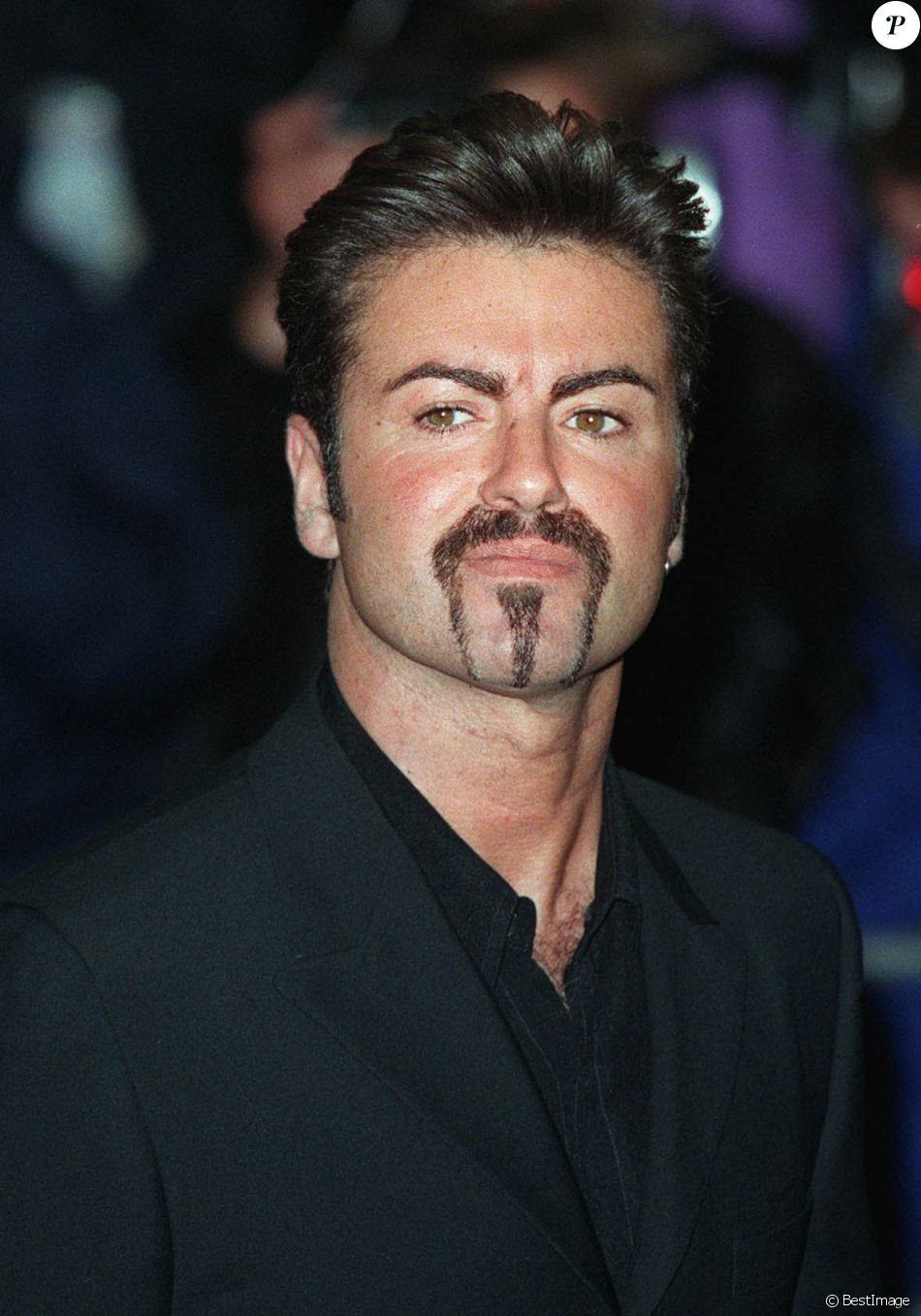 George Michael pose à Scarborough le 3 novembre 1998.