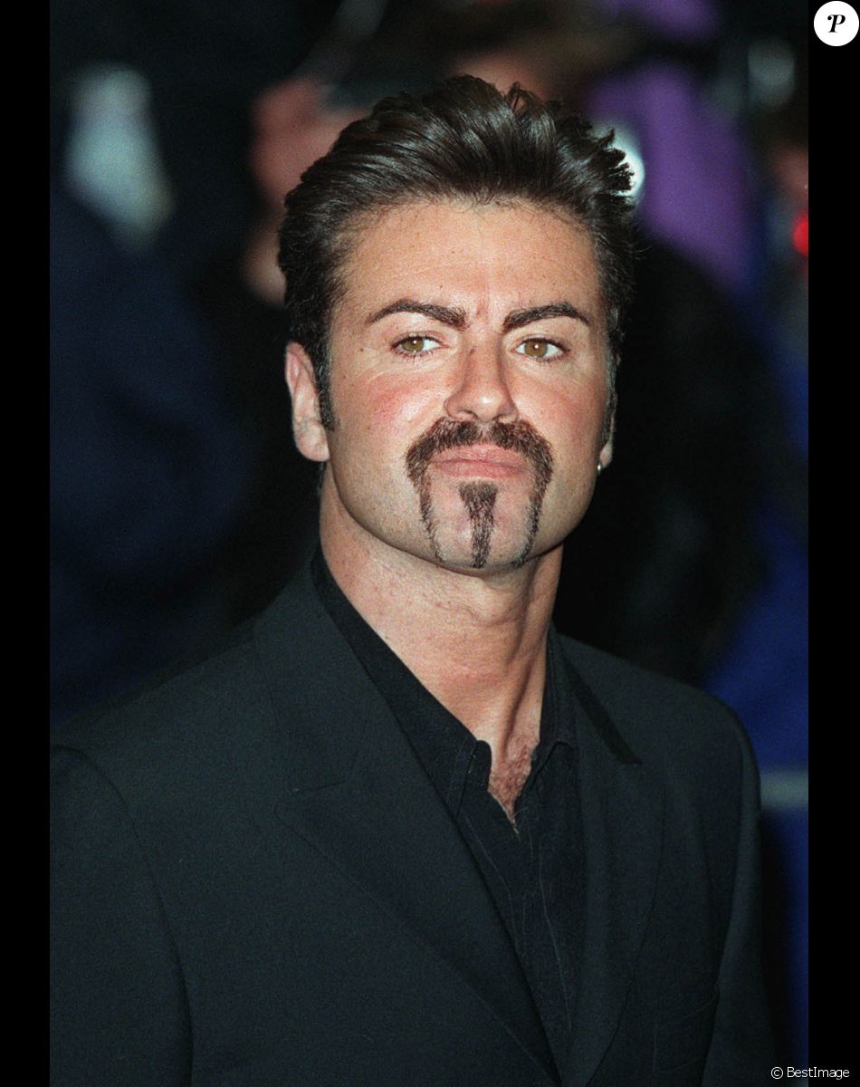 George Michael pose à Scarborough le 3 novembre 1998.