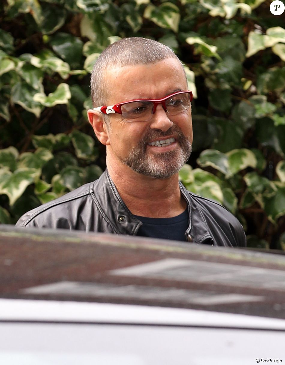 George Michael a la sortie de son domicile a Londres le 1er octobre 2012.