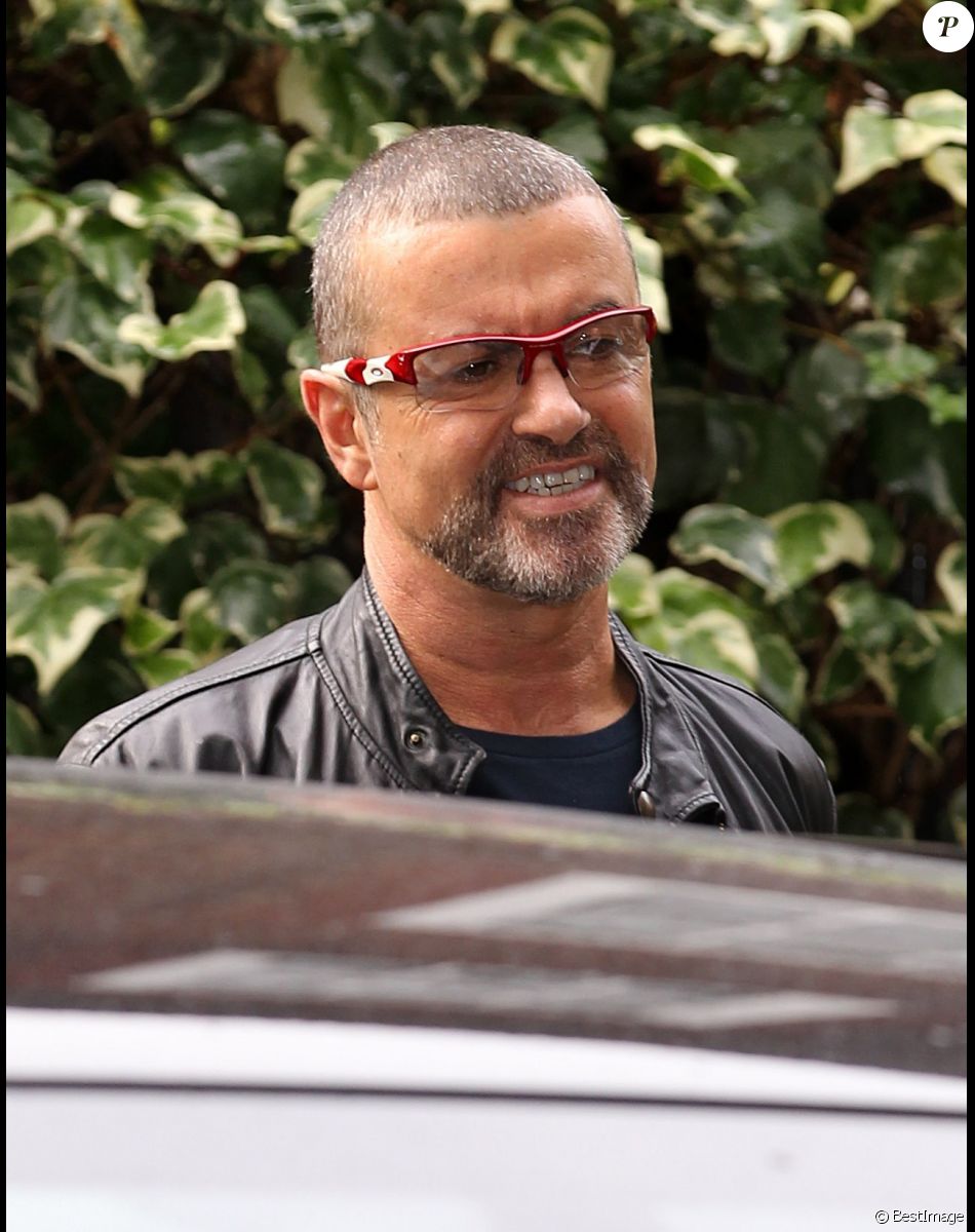 George Michael a la sortie de son domicile a Londres le 1er octobre 2012.