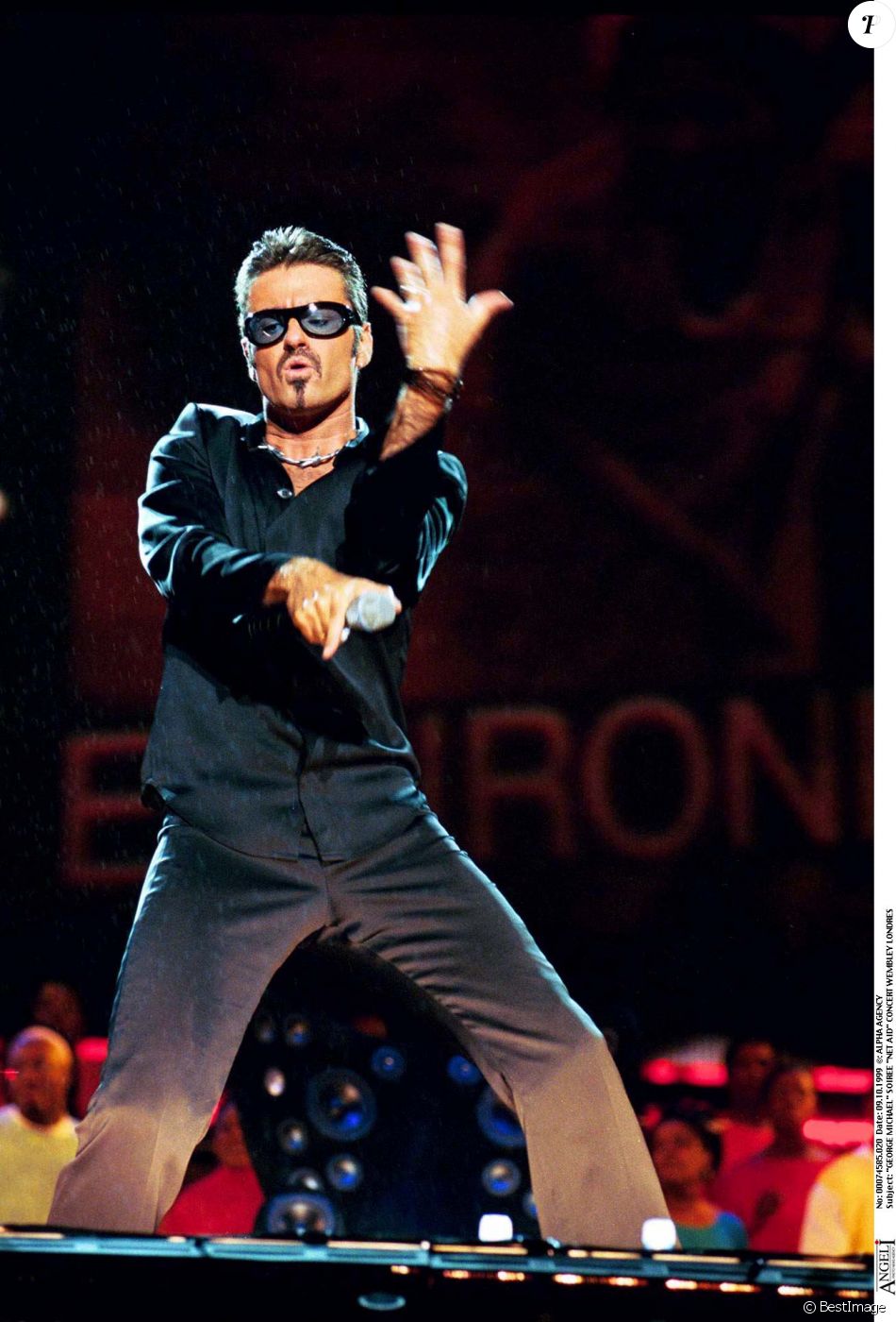George Michael en concert à Londres en 1999.