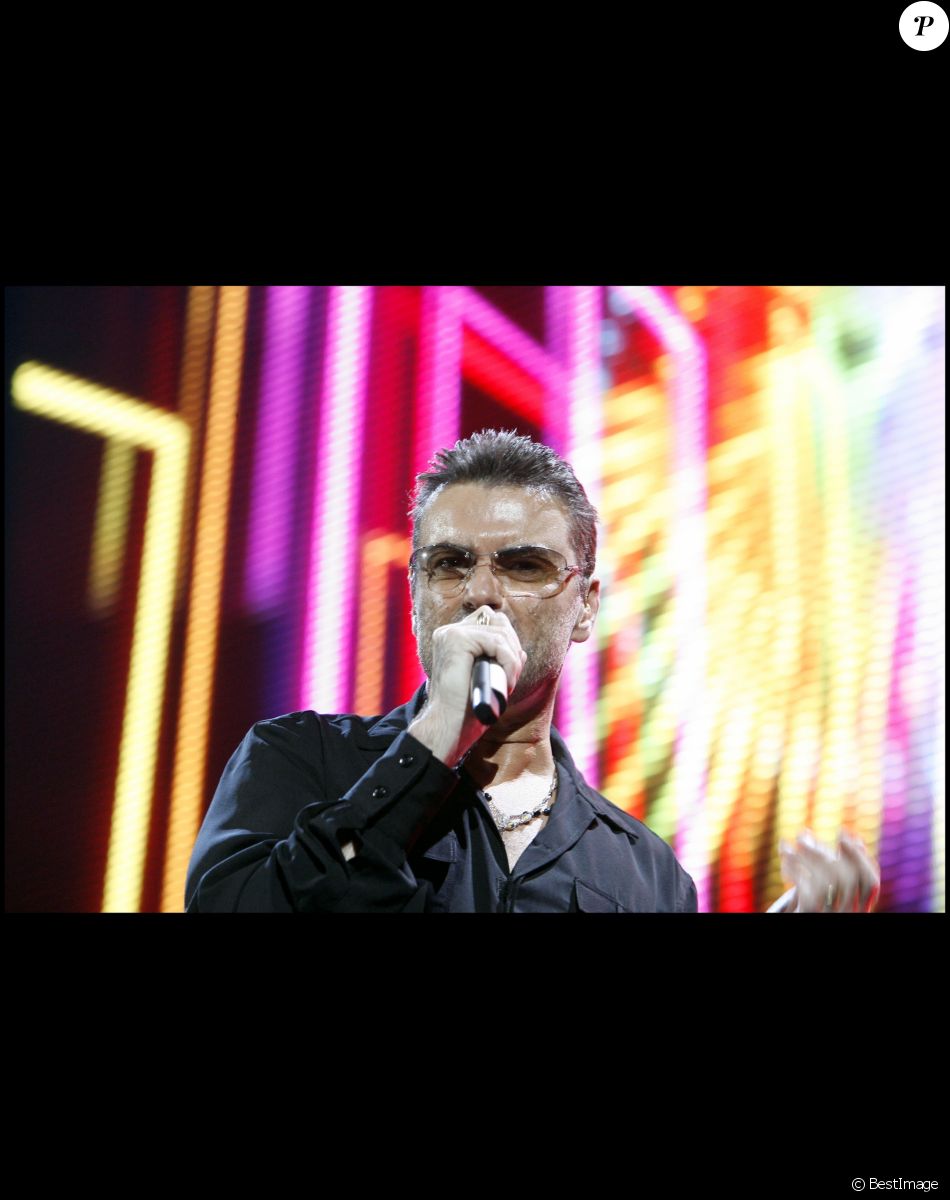 George Michael en concert à Paris, en 2006.