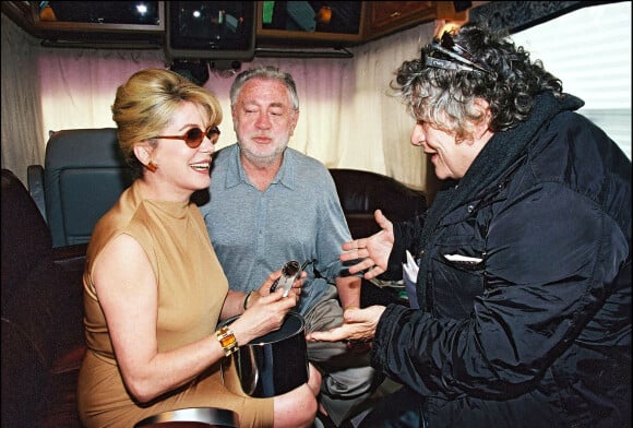 Catherine Deneuve et Jean-Yves Bouvier sur le tournage des "Liaisons Dangereuses" avec Josée Dayan, en 2002.