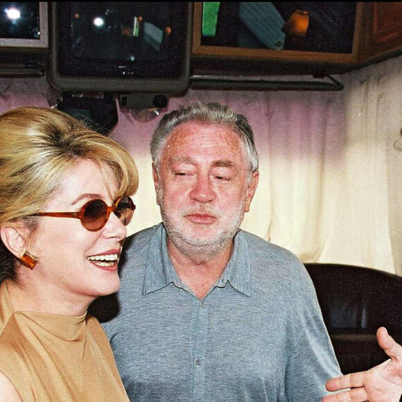 Catherine Deneuve et Jean-Yves Bouvier sur le tournage des "Liaisons Dangereuses" avec Josée Dayan, en 2002.