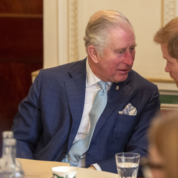 Le prince Charles et le prince Harry, duc de Sussex, lors d'un forum sur les crimes violents chez les jeunes à la Clarence House à Londres. Le 12 décembre 2018 