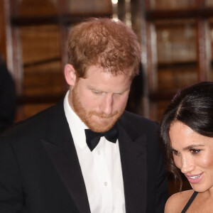 Le prince Harry, duc de Sussex, et Meghan Markle (enceinte), duchesse de Sussex quittent la soirée Royal Variety Performance à Londres le 19 novembre 2018.